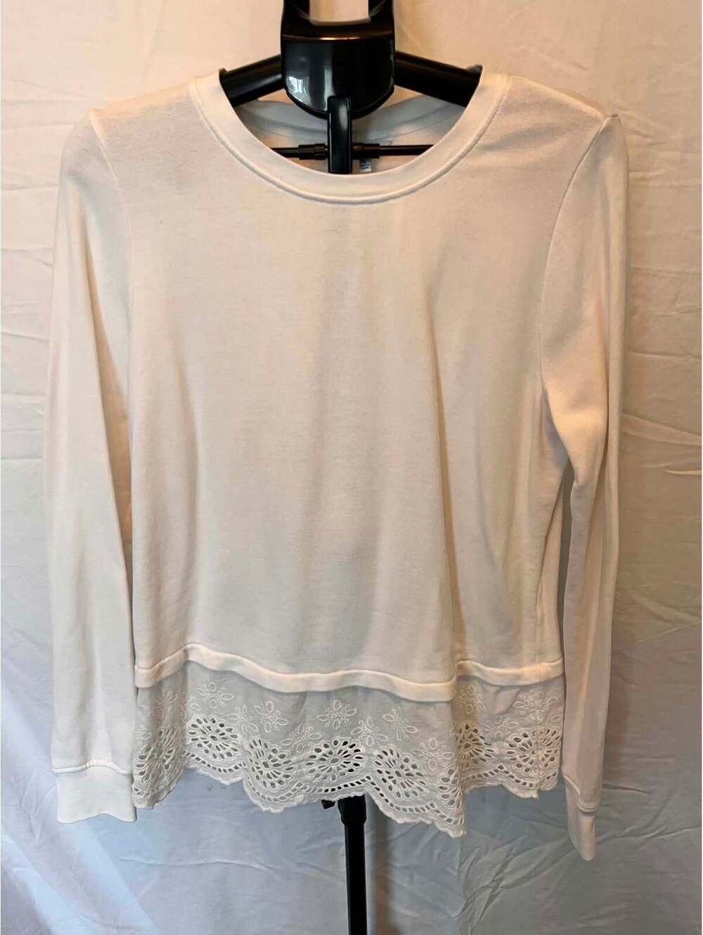 Crown & Ivy Women's Medium White Long-Sleeve Top with Lace Trim Hem